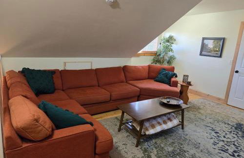 Wildland Gardens Farm House w Private Hot tub - Photo 8