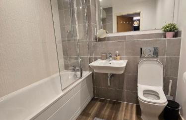 Contemporary 2-bedroom apartment with free gated parking, 2 bathrooms - for families, contractors, travellers for business and leisure - Photo 30