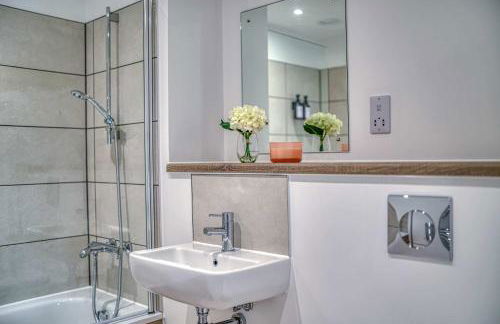 2-BR Flat - City & Town Centre View -1 Minute to Train & Tram Station - Sleeps 5 - Foto 34