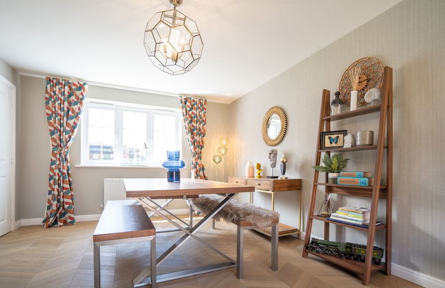 Comfortable 5 Bedroom Detached House With Parking - Photo 1