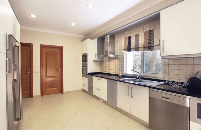 Outstanding Villa Very Well Located Near The Beach - Photo 2