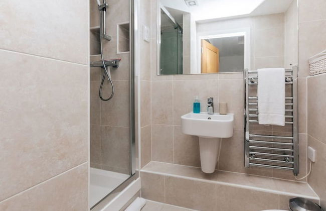 Central Modern Flat Sleeps 6 - Dedicated Parking - From 125 Per Night - Foto 15