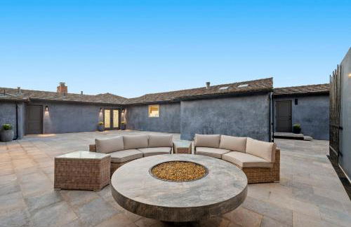 Distinguished Oceanfront Point Estate with Iconic Beach Mountain Vistas - Foto 28