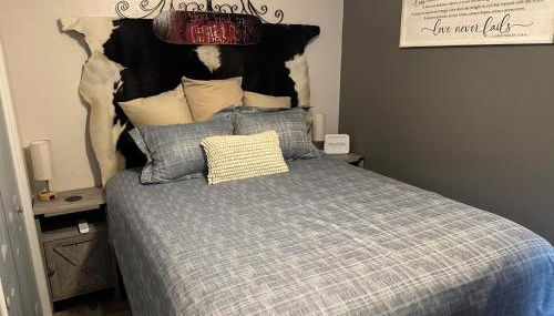 1BR Condo Near West 7th, Pool, Hot Tub, BBQ Sleeps 4 - Jacob's Neon Pearl - Foto 3