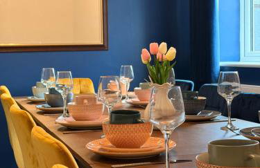 6 BR 3 Bath Spacious Tudor House & Free Parking - Foto 75