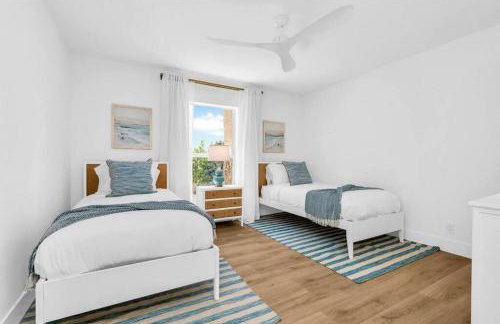 Lux Beachside 2nd Floor Condo 3 Steps to the Beach! - Foto 12