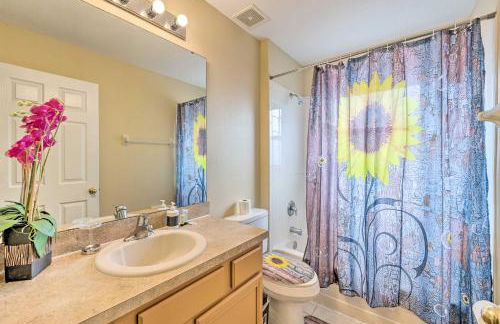 Spacious Family Home with Spa in Davenport! - Photo 17