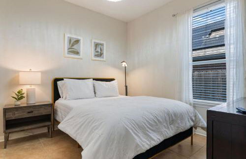 Modern 4BR Home w WiFi by Dell Diamond - Photo 11