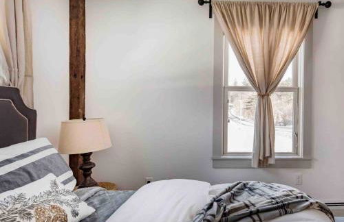 Entire Enchanting, Light-Filled 1830 Farmhouse - Foto 50