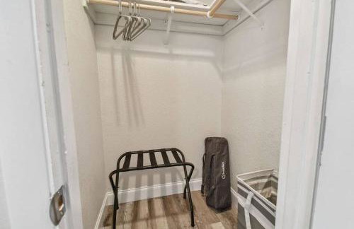 Family Friendly Beach Escape - Modern Retreat near Beaches - Sleeps 6 - Fast WiFi - Foto 28