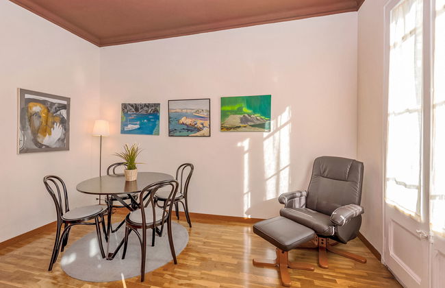 2 bedroom Apartment in Barcelona - Photo 3