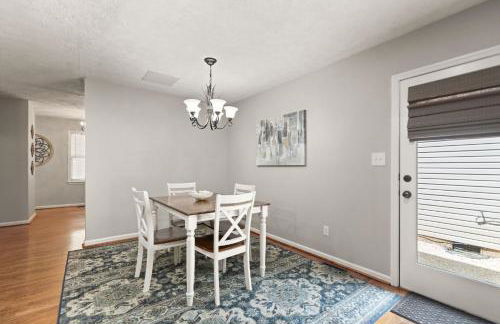 5 Minutes from Hospitals and UK! - Photo 12