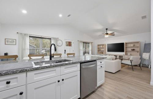 Cozy Coastal Cottage Minutes to Beach and Downtown - Foto 23