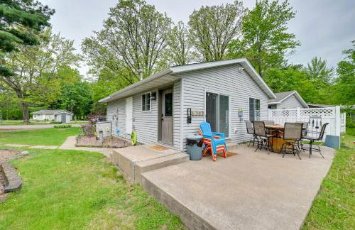 Lakeside Cabin with Fire Pit Near Pine Point Park! - Foto 22