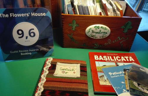 The Flowers' House - Photo 33