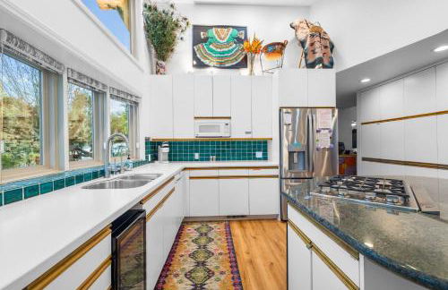 Nature-Inspired Stay with Pool, Fire Pits and More - Foto 42