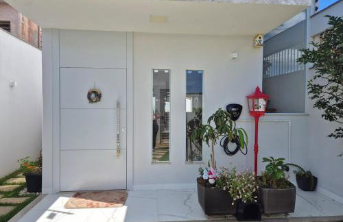 Duplex 2Qts com ar suíte e quintal Prox a praia - Foto 3