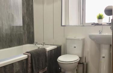 RIVER CLYDE VIEWS - PRIVATE & SPACIOUS APARTMENT - Photo 22