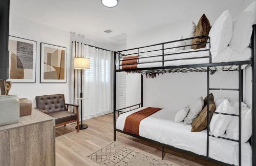 8BR Gem With Pool, Lake View & Tons of Amenities! - Foto 92