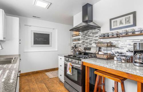 Modern home near UVU and BYU with hot tub and mountain views - Foto 21