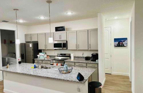 Luxury King Suite, 3BR 2BA, Beach Vibe, Top-Tier Amenities, Prime location - Foto 29