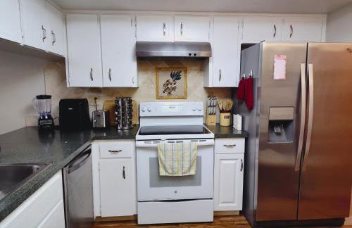 Comfortable Stay- Fully Stocked Home & Coffee Bar- All Essentials Provided - Photo 3