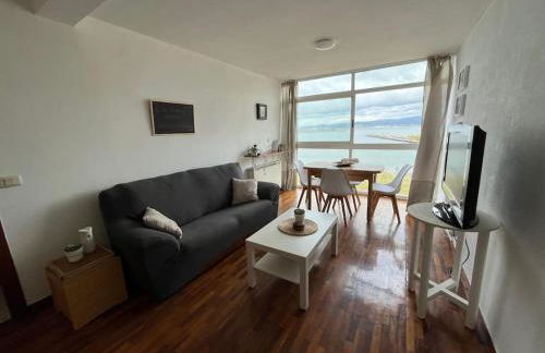 Piso primera línea de playa y vistas al mar en Cariño - Foto 9