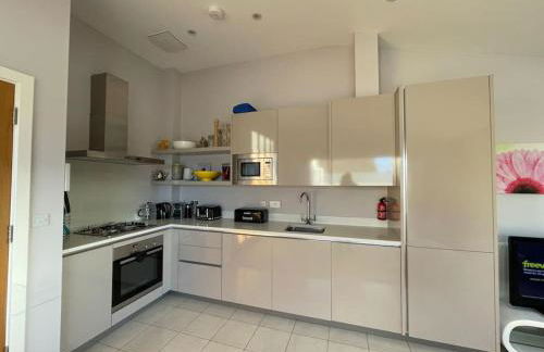 HM111 Penthouse Apartment with Lake View & free Spa Access- Lower Mill Estate Cotswolds - Foto 11