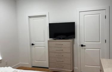 Elegant Retreat Near EWR n NYC - Photo 13