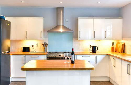 Spacious 4 Bedroom home with Parking Garden - Pass the Keys - Foto 9