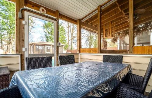 Tropical Oasis with Tiki Bar, Firepit, Seasonal Pool - Foto 67