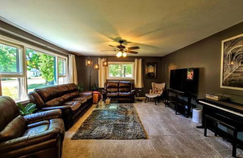 Ultra Comfy, Spotless & Spacious, Private Home in Boyne, Dogs Ok, Walk to Town - Foto 8