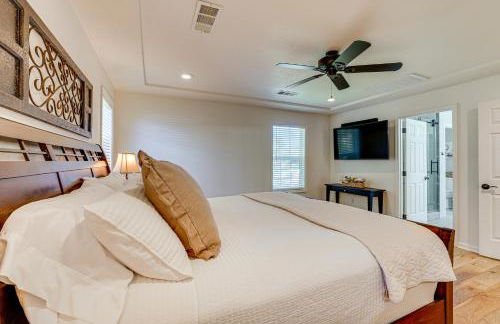 Spacious Home with Swim Spa and Deck in Medford! - Foto 15