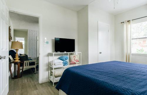 One bedroom private apartment two blocks to Beach! - Photo 6