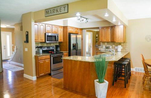 4BR/2.5BA Home boasting 2400sqft and Eat-in KTN - Foto 1