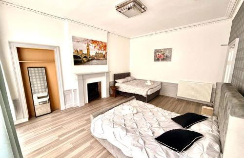 The Handy Hub Luxury Victorian Apartment - Fast WiFi & Central Edinburgh - Photo 4
