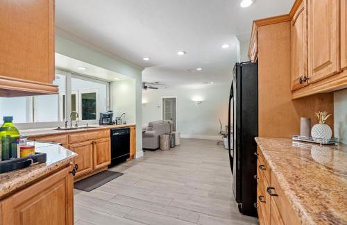 Spacious 4BR/3BA pool home, stylishly decorated - Foto 19