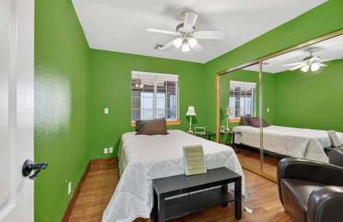 4BR Desert Oasis near Valley and Vegas - Foto 28