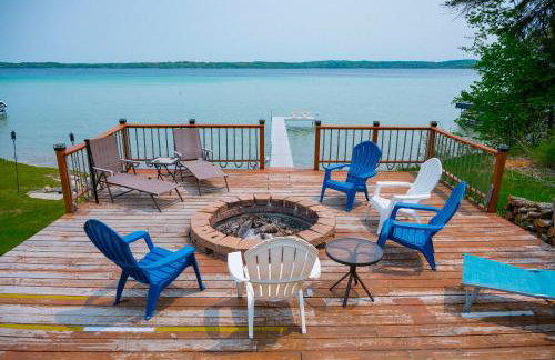 Waterfront Deck and Dock Torch Lake Home! - Foto 32