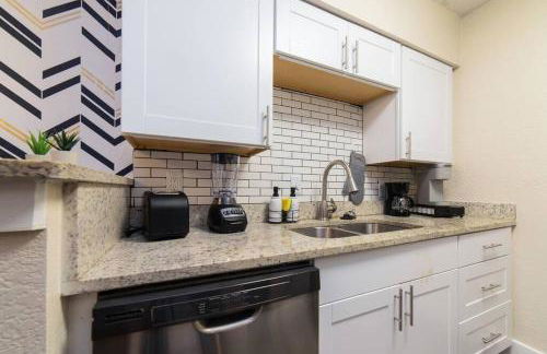 Walk to ATT-Free Parking-Min to attractions-Modern - Photo 2