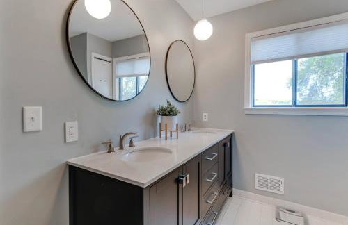 Lakefront Retreat with Views and Decks and Fire Pit - Foto 16