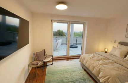 Modernes Penthouse mit Whirlpool, XXL-Terrasse mit Bergblick & Tischfußball - Foto 36