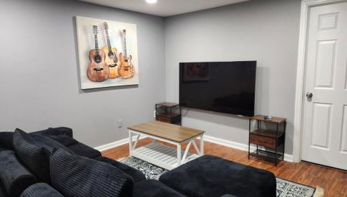 Charming 5 Bed with Spacious Yard with HotTub - Foto 3