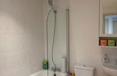 Central Apartment with 75inch TV Netflix - Photo 13