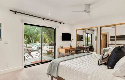 Design-forward Palm Springs home w saltwater pool lush yard multiple outdoor dining areas Casa Papagayo by AvantStay - Foto 27