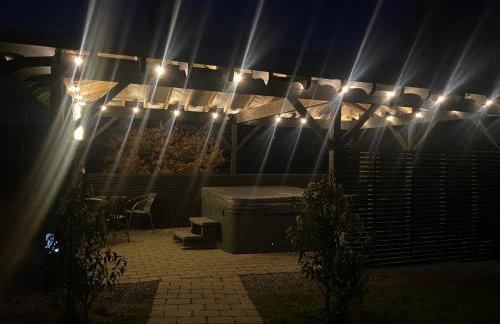 Rostrevor Valley 6-Br Sleeps 20 w Hot Tub & View - Photo 42