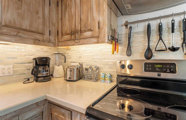 Casita de Catherine by Avantstay 1 Block to Duval St w/ Hot Tub! - Photo 11