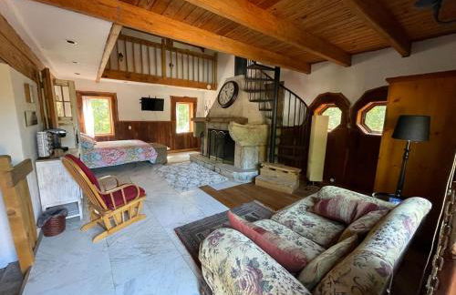 Rustic Mountaintop Cabin on small farm with WiFi - Foto 4