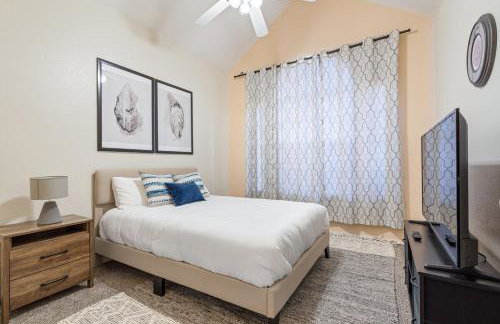 Spacious 6 bed Bentonville House, Sleeps 12, Smart TVs, Wi-Fi - Foto 16