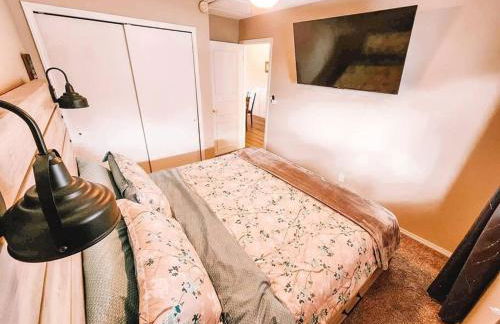 Pet Friendly/3 King Beds/Mins to Airport - Foto 14